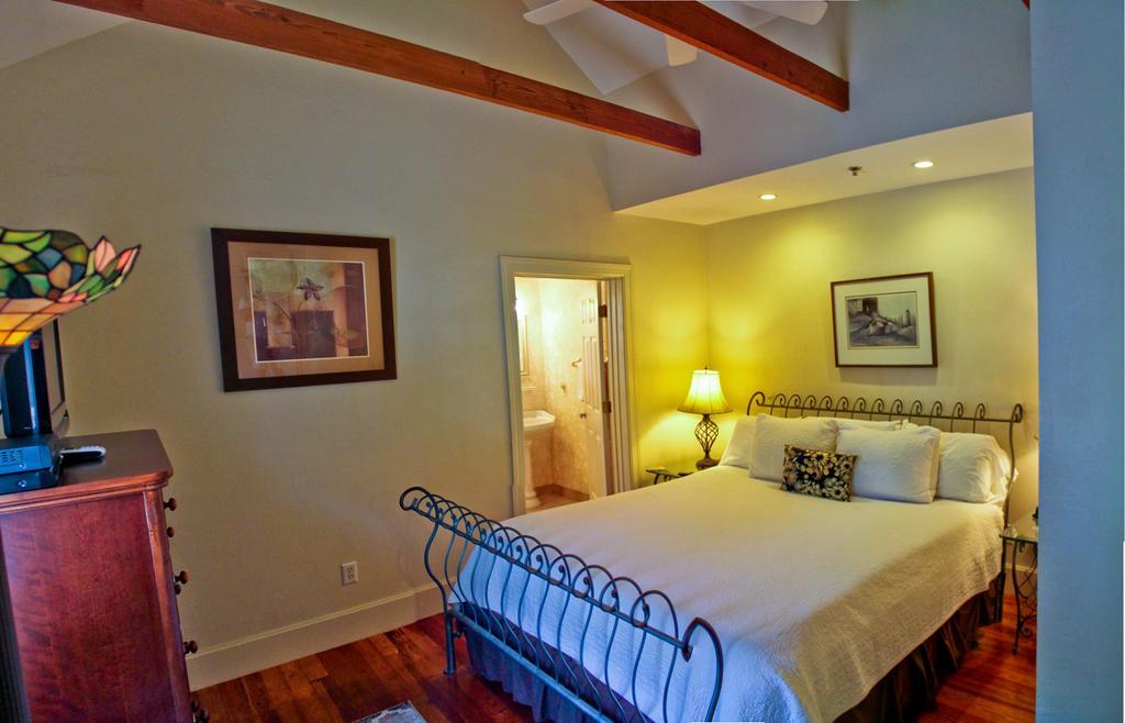 Night Swan Intracoastal Bed & Breakfast นิวสเมอร์นาบีช ภายนอก รูปภาพ